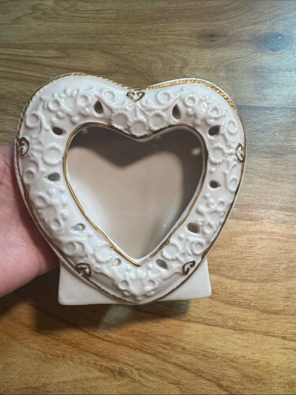Vintage Heart-Shaped Ceramic Photo Frame - Cream with Gold Accents